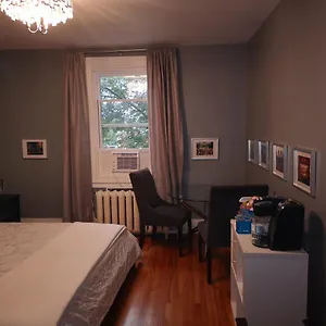 With King Bed In Shared 3 Bedroom Downtown Habitación en casa particular Montreal
