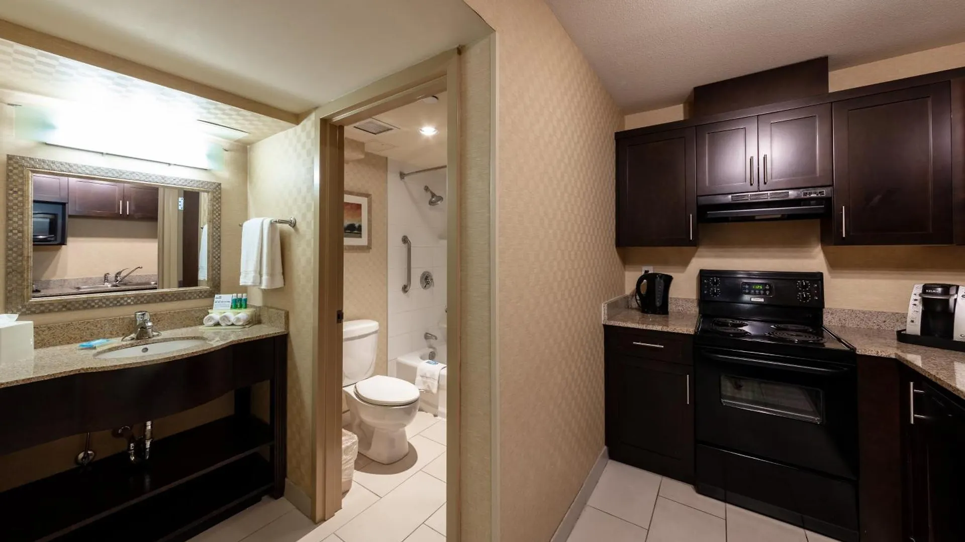 Holiday Inn Express & Suites Riverport Richmond By Ihg 3*,  Canada